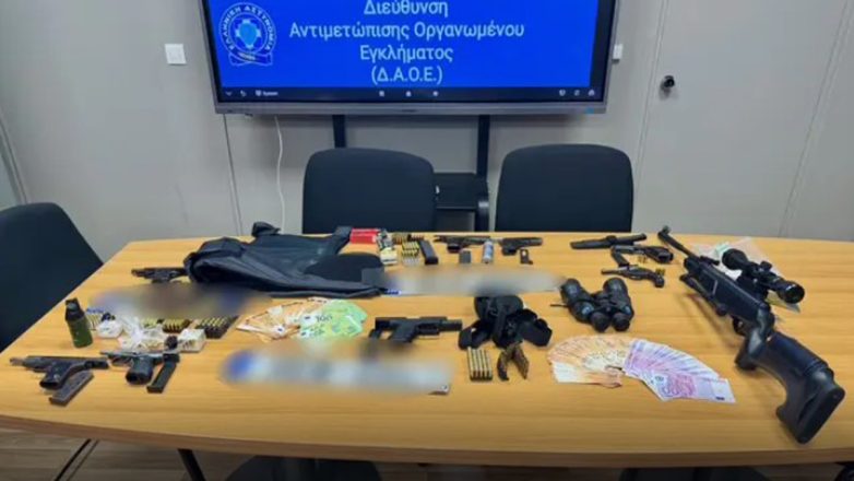 Δολοφονία Λάλα: Βαρύ οπλοστάσιο, χρυσές λίρες και 100.000 ευρώ μετρητά Δολοφονία Λάλα: Βαρύ οπλοστάσιο, χρυσές λίρες και 100.000 ευρώ μετρητά