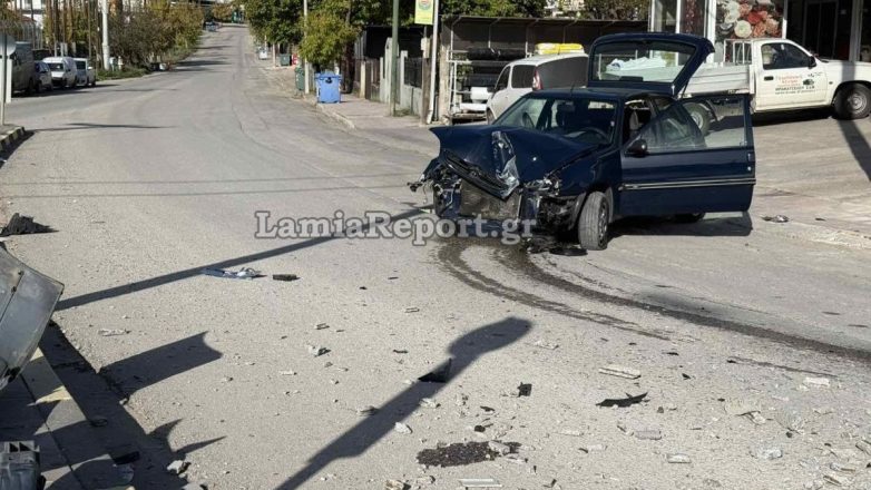 Λαμία: Αυτοκίνητο έπεσε σε κολόνα και διαλύθηκε Λαμία: Αυτοκίνητο έπεσε σε κολόνα και διαλύθηκε