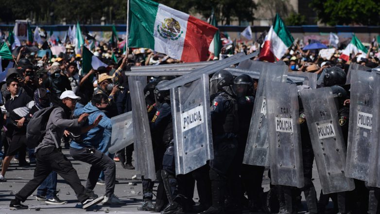 Μεξικό: Περισσότεροι από 120 τραυματίες σε επεισοδιακή διαδήλωση στην πρωτεύουσα