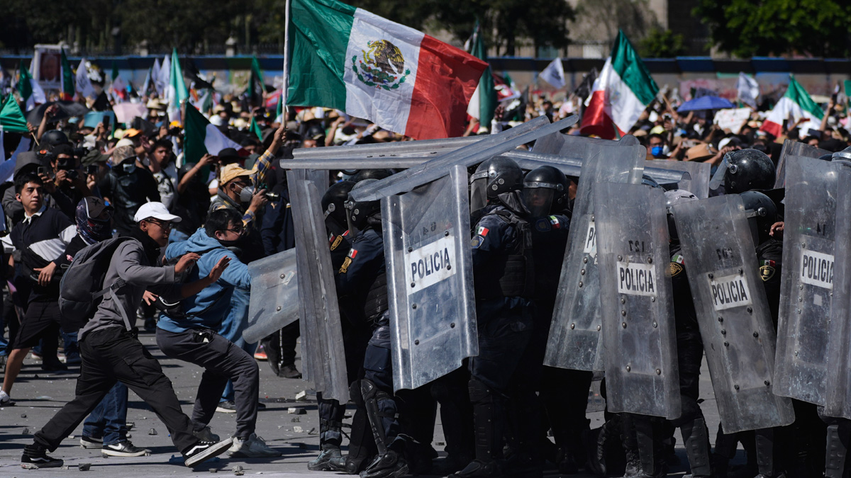 Μεξικό: Περισσότεροι από 120 τραυματίες σε επεισοδιακή διαδήλωση στην πρωτεύουσα