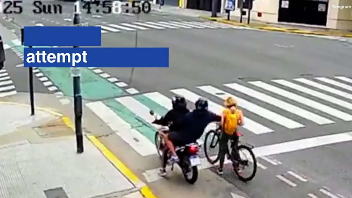 Βίντεο: Της άρπαξε το κινητό αλλά του έκανε… τάκλιν