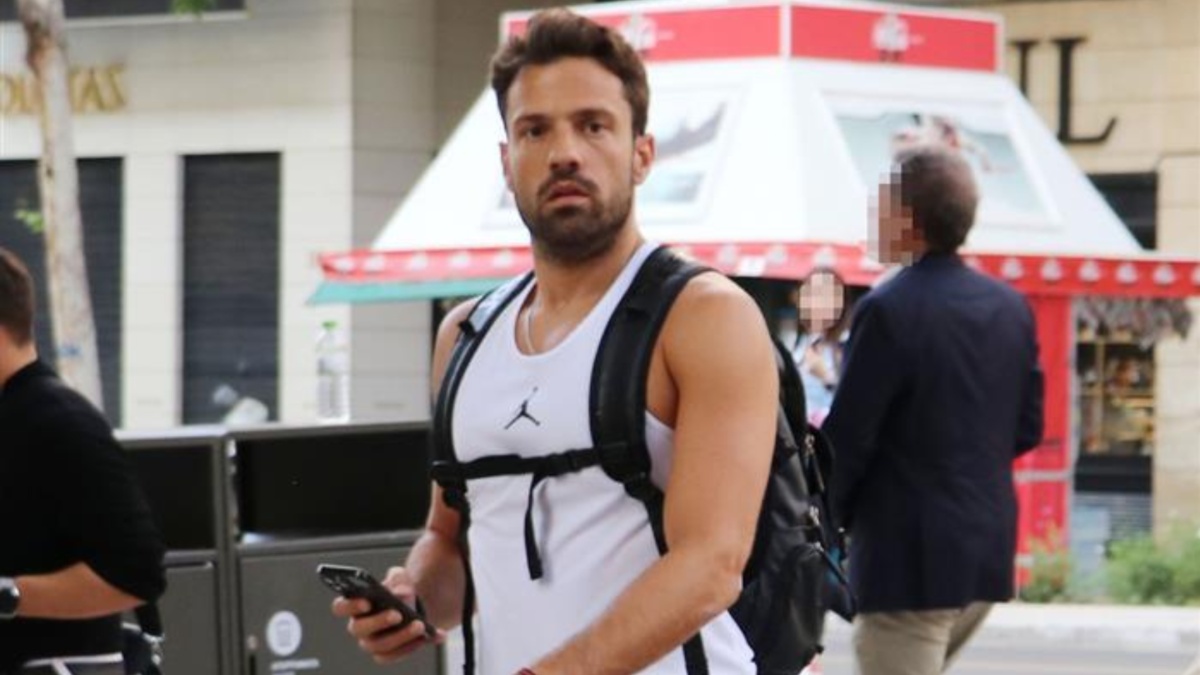 Κωνσταντίνος Αργυρός: Ποζάρει φορώντας μια φόρμα και ένα μαύρο φανελάκι από γυμναστήριο στη Νέα Υόρκη