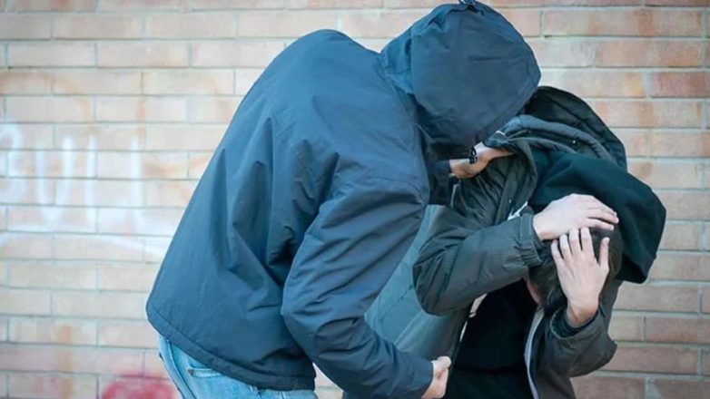 Πάτρα: 16χρονος ξυλοκοπήθηκε άγρια σε πλατεία από συνομήλικο του Πάτρα: 16χρονος ξυλοκοπήθηκε άγρια σε πλατεία από συνομήλικο του