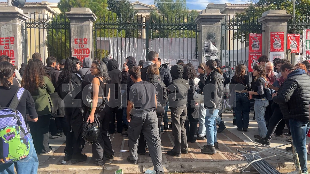 Πολυτεχνείο: Πέταξαν μπουκάλια στον Πρύτανη