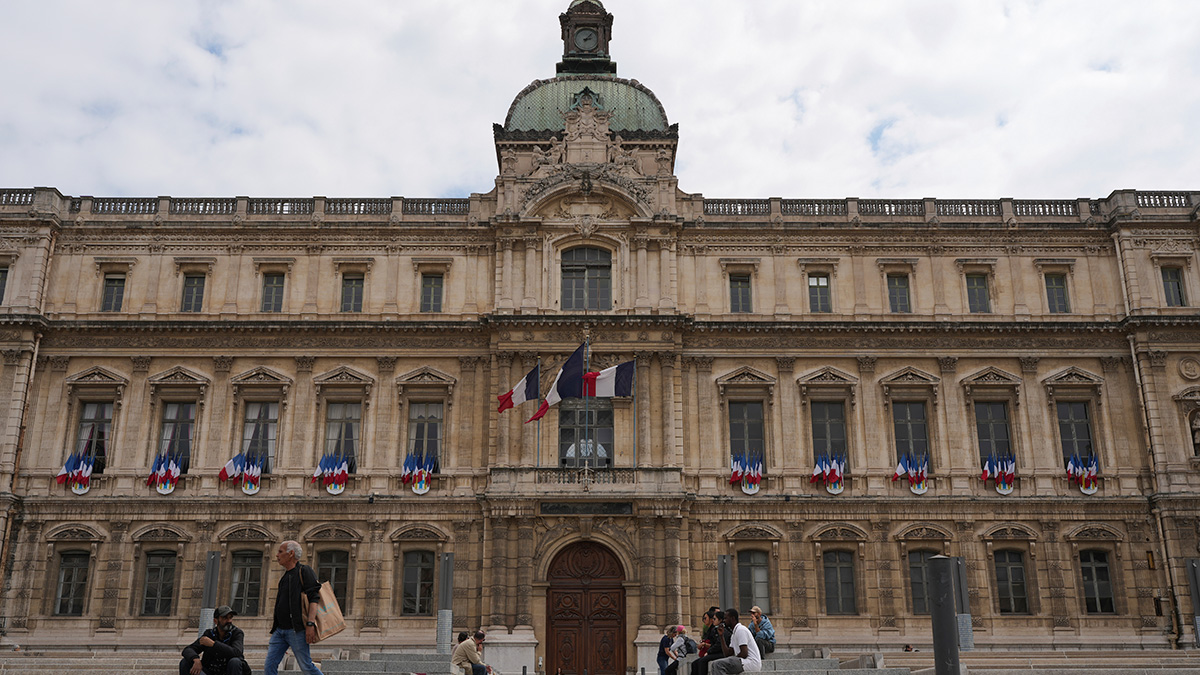 Απροσδόκητη ελληνική βοήθεια προς τη Γαλλία για να κλείσει ο προϋπολογισμός του 2026