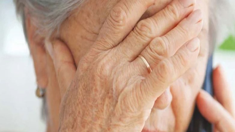 Ηλικιωμένη κατάφερε να «παγιδεύσει» τους απατεώνες που της πήραν 700 ευρώ Ηλικιωμένη κατάφερε να «παγιδεύσει» τους απατεώνες που της πήραν 700 ευρώ