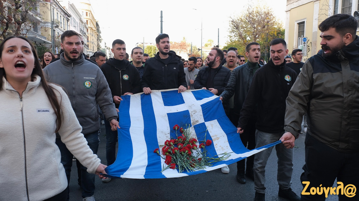 Στην κορυφή της πορείας η αιματοβαμμένη σημαία του Πολυτεχνείου