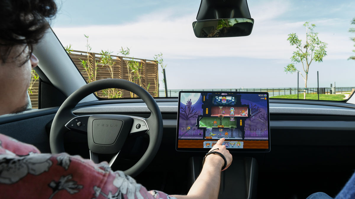 Η Tesla τελικά αποφάσισε να προσθέσει το Apple CarPlay στα μοντέλα της