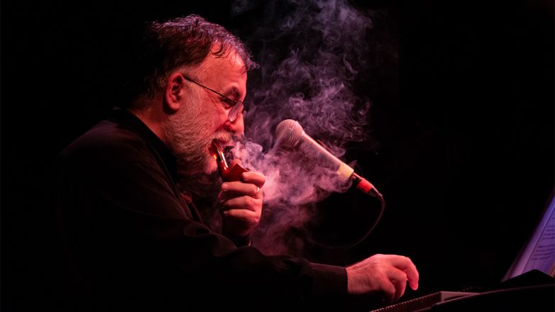 «Πάντα γελαστοί και γελασμένοι»: Τα λαϊκά του Θάνου Μικρούτσικου στο Θέατρο Παλλάς