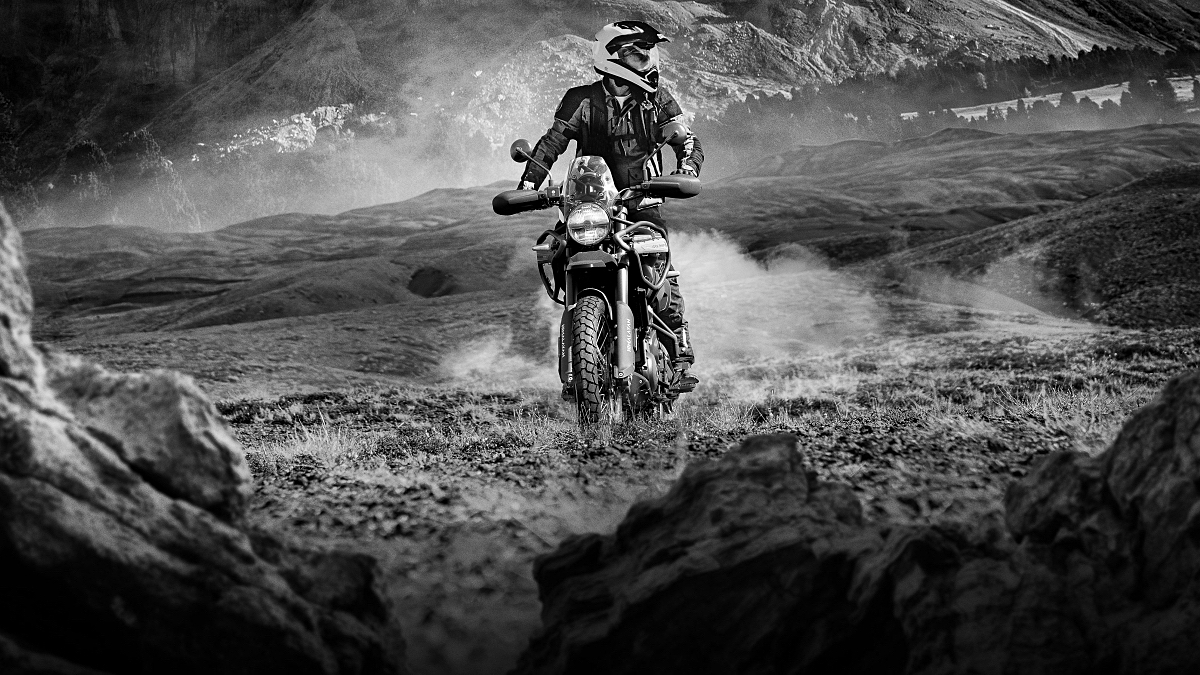 Έφτασε στην Ελλάδα η νέα Royal Enfield Himalayan Mana Black Edition