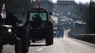 Αγρότες: «Θα κόψουμε την Ελλάδα στα δύο»