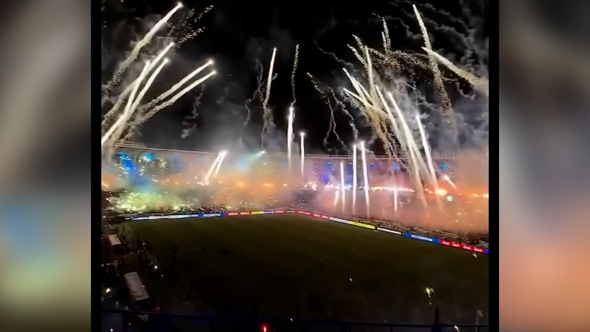 Εντυπωσιακή ατμόσφαιρα με πυροτεχνήματα σε στάδιο της Αργεντινής