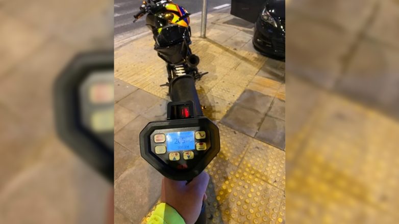 Μοτοσικλετιστής έτρεχε με 205 χιλιόμετρα στη Λεωφόρο Μαραθώνος Μοτοσικλετιστής έτρεχε με 205 χιλιόμετρα στη Λεωφόρο Μαραθώνος