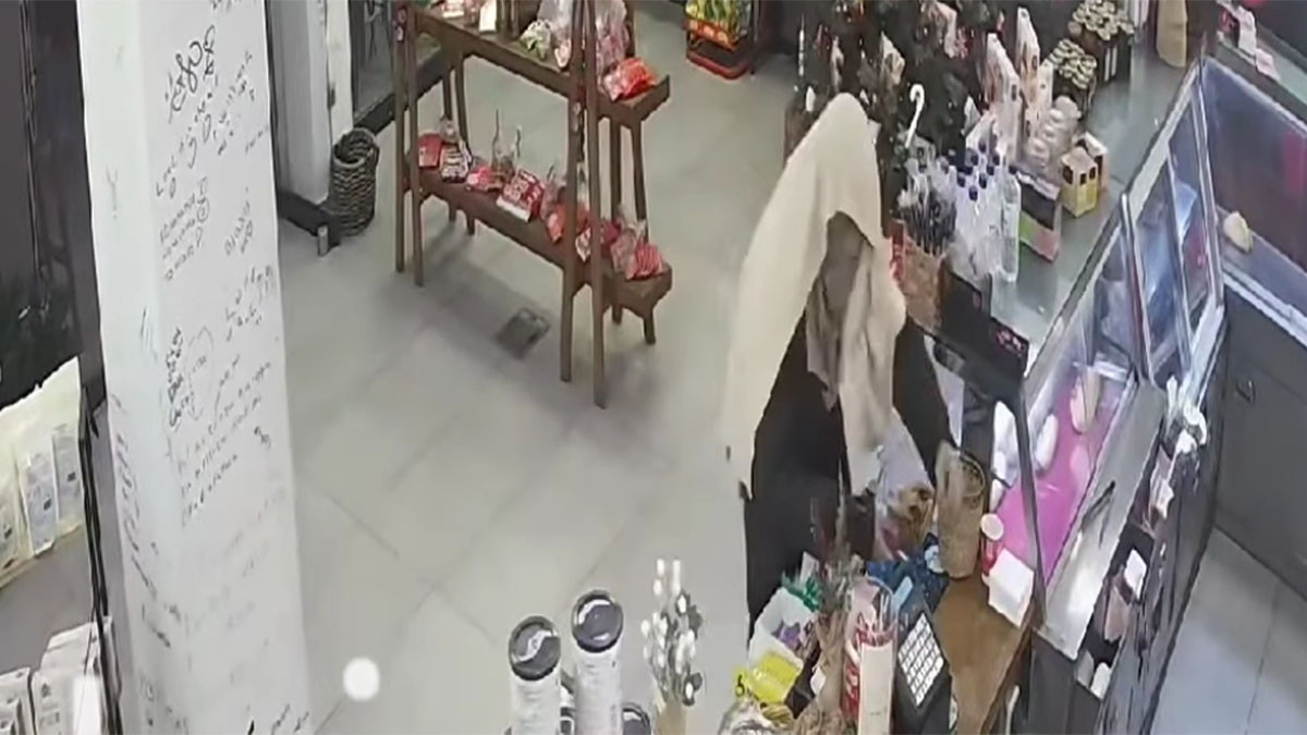 Ηλεία: Ληστής φόρεσε… πετσέτα στο κεφάλι για να μην τον αναγνωρίσουν – Βίντεο