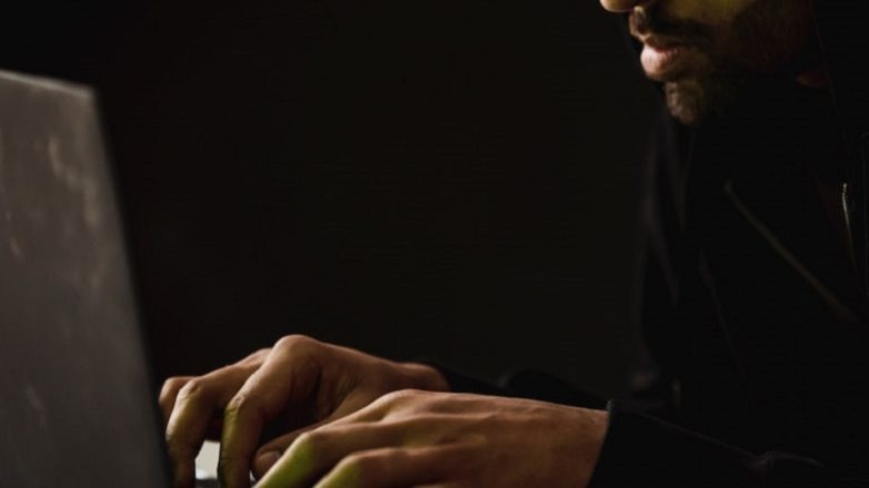 21χρονος μήνυσε τον 50χρονο σύντροφό του για revenge porn 21χρονος μήνυσε τον 50χρονο σύντροφό του για revenge porn