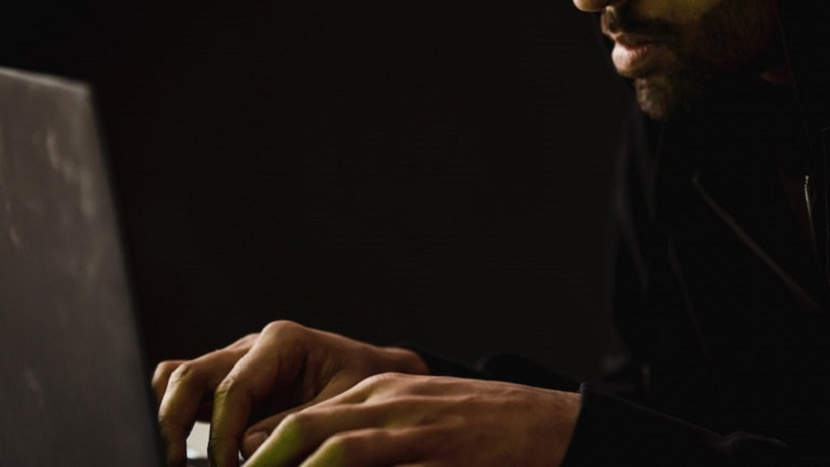 21χρονος μήνυσε τον 50χρονο σύντροφό του για revenge porn