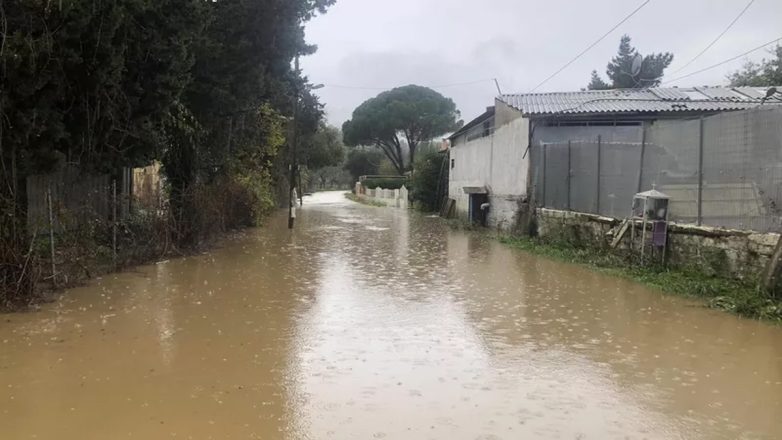 Κέρκυρα: Πλημμυρισμένοι οι δρόμοι από τις έντονες βροχοπτώσεις
