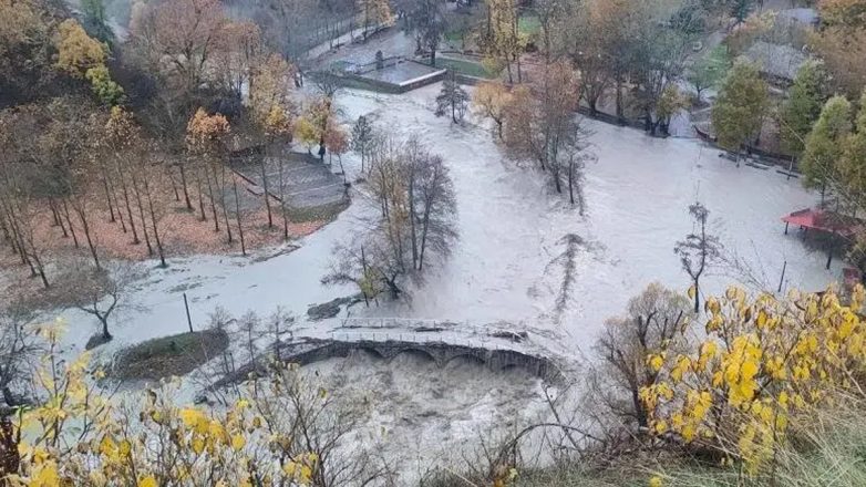 Υπερχείλισε ο ποταμός Αλιάκμονας από την έντονη βροχόπτωση Υπερχείλισε ο ποταμός Αλιάκμονας από την έντονη βροχόπτωση