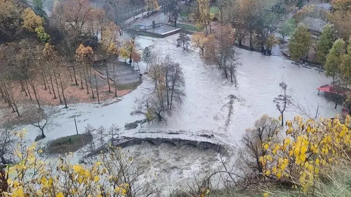 Υπερχείλισε ο ποταμός Αλιάκμονας από την έντονη βροχόπτωση