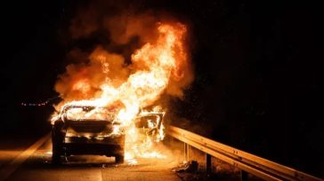 Αυτοκίνητο έπεσε σε κολόνα και τυλίχθηκε στις φλόγες