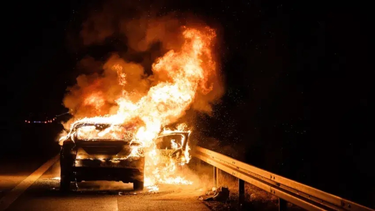 Αυτοκίνητο έπεσε σε κολόνα και τυλίχθηκε στις φλόγες