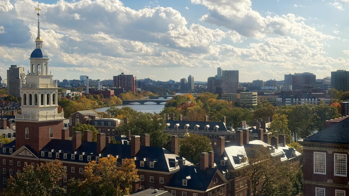 Το Χάρβαρντ ερευνά τις σχέσεις του Έπστιν με τον πρώην πρόεδρό του Λάρι Σάμερς