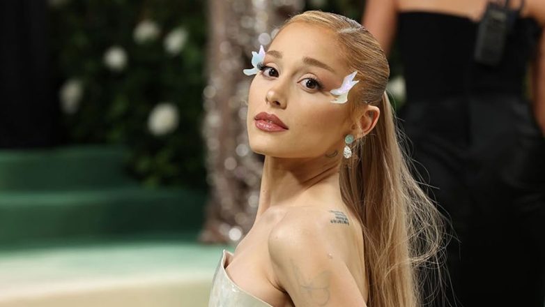 Ariana Grande: Ζήτησε από τους φωτογράφους να σταματήσουν να φωνάζουν ενώ εκείνη πόζαρε στο κόκκινο χαλί Ariana Grande: Ζήτησε από τους φωτογράφους να σταματήσουν να φωνάζουν ενώ εκείνη πόζαρε στο κόκκινο χαλί