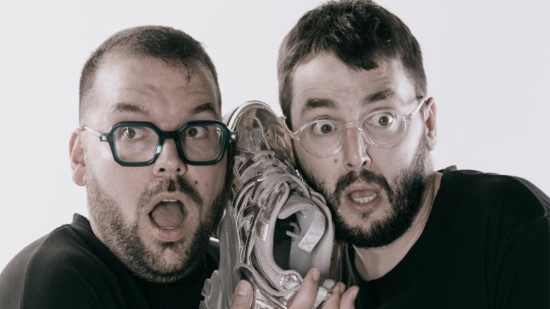 «Όλα μόνοι μας»: Μία stand up επιθεώρηση των Βασίλη Καλφάκη – Ευθύμη Κάλφα στο Θέατρο 104