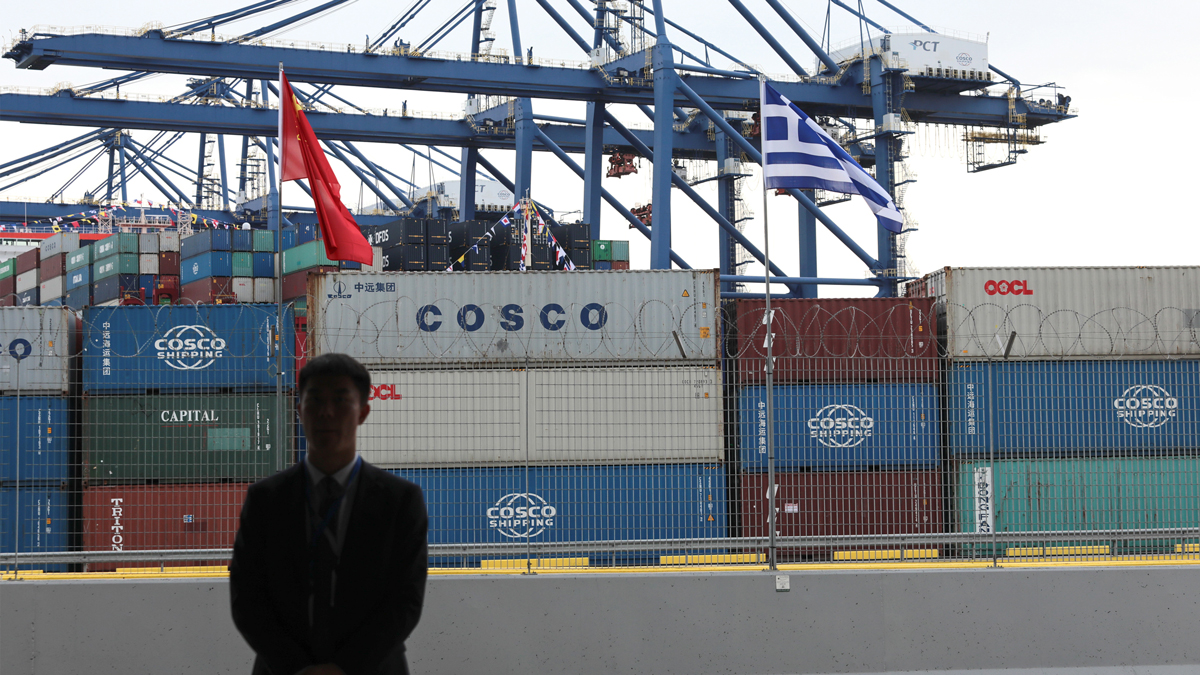 Αμερικανο-κινεζικός πόλεμος στην Αθήνα με φόντο το λιμάνι του Πειραιά και την Cosco