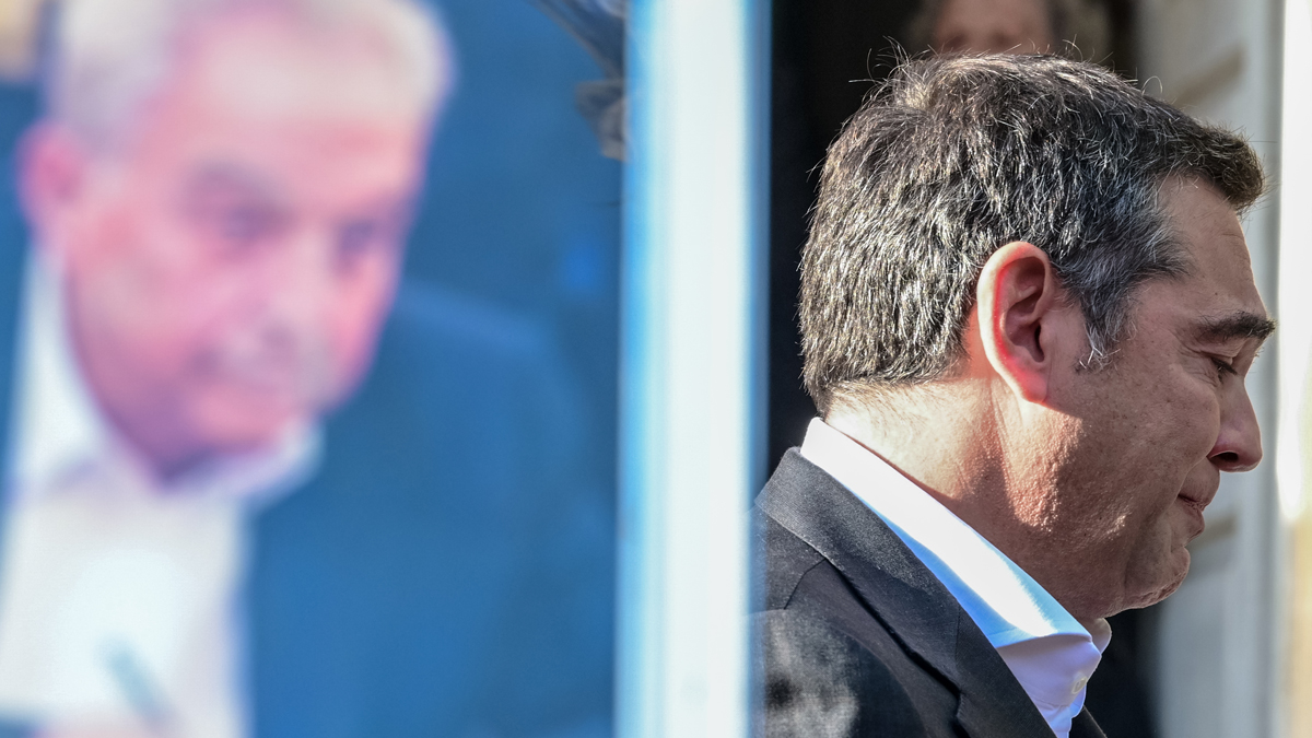 Βούρκωσε ο Αλέξης Τσίπρας εκφωνώντας τον επικήδειο για τον Αλέκο Φλαμπουράρη