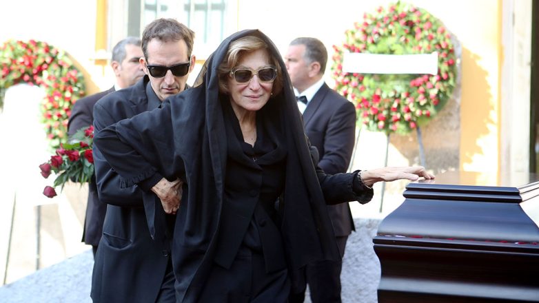 Αλέκος Φλαμπουράρης: Τραγική φιγούρα η σύζυγός του, Εύη Φλαμπουράρη – Σπάραζε πάνω από το φέρετρο Αλέκος Φλαμπουράρης: Τραγική φιγούρα η σύζυγός του, Εύη Φλαμπουράρη – Σπάραζε πάνω από το φέρετρο