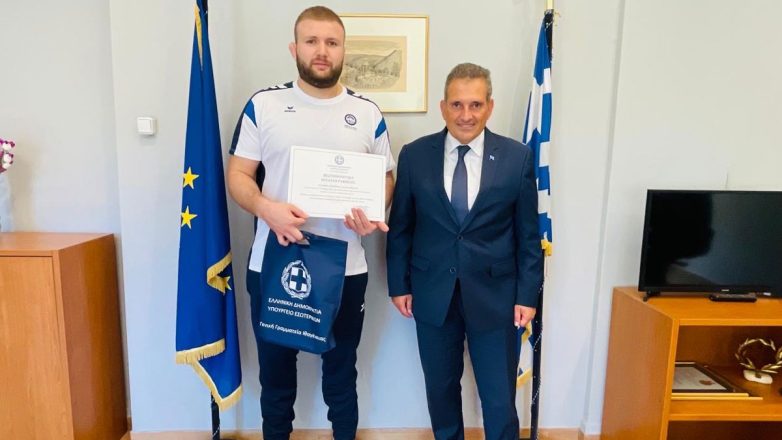 Πάλη: Ορκίστηκε Έλληνας ο Αζαμάτ Χοσόνοβ!