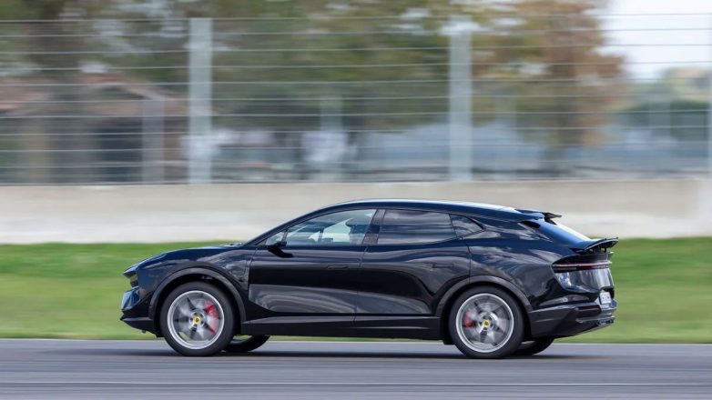 Η εκκεντρική Lotus Eletre που οδηγούσε ο Τσιτσιπάς Η εκκεντρική Lotus Eletre που οδηγούσε ο Τσιτσιπάς