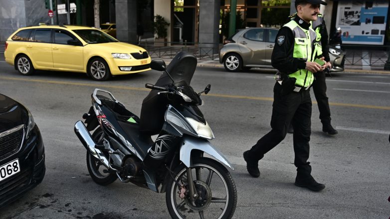 Μοτοσικλέτα παρέσυρε πεζό στην Κηφισίας Μοτοσικλέτα παρέσυρε πεζό στην Κηφισίας