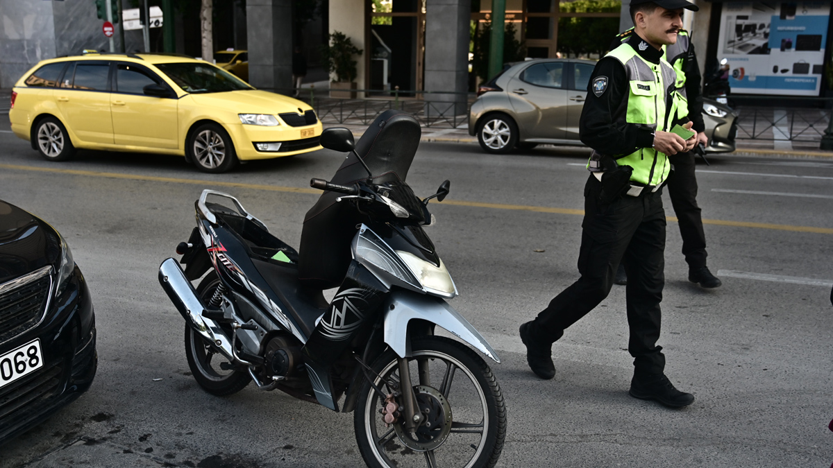 Μοτοσικλέτα παρέσυρε πεζό στην Κηφισίας