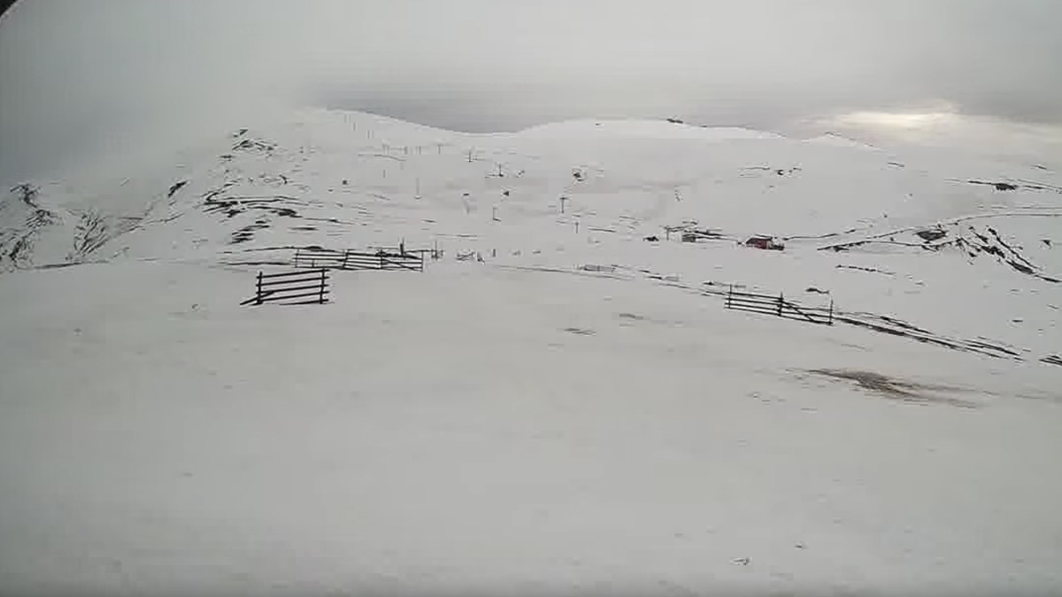 Έπεσαν τα πρώτα χιόνια στο Καϊμακτσαλάν