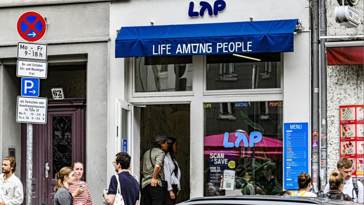 Βερολίνο: Καφέ πουλά φθηνά τον καπουτσίνο και γίνεται στόχος επιθέσεων