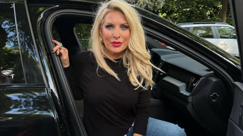 Ελένη Μενεγάκη: Ποζάρει με κόκκινο κραγιόν μέσα στο υπερπολυτελές αυτοκίνητό της – «Πολλά φιλιά σε όλους»