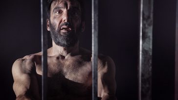 «Σκότωσα τον νταή του απαρτχάιντ – Δημήτρης Τσαφέντας» για δεύτερη χρονιά, με τον Νίκο Ιωαννίδη στο θέατρο Αλκμήνη