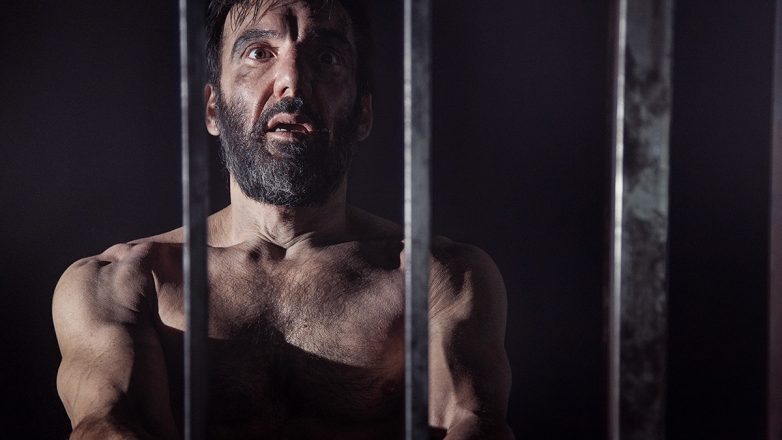 «Σκότωσα τον νταή του απαρτχάιντ – Δημήτρης Τσαφέντας» για δεύτερη χρονιά, με τον Νίκο Ιωαννίδη στο θέατρο Αλκμήνη