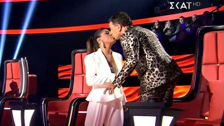 The Voice: Το αναπάντεχο φιλί Παπαρίζου – Μαζωνάκη και το καυστικό σχόλιο του Μάστορα: «Ήθελαν να φασωθούνε» The Voice: Το αναπάντεχο φιλί Παπαρίζου – Μαζωνάκη και το καυστικό σχόλιο του Μάστορα: «Ήθελαν να φασωθούνε»