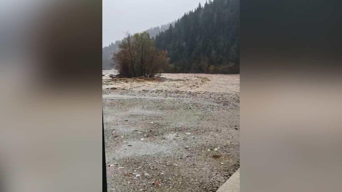 Ασπροπόταμος Τρικάλων: Χείμαρρος πλημύρισε γεφύρι καθιστώντας το αδιάβατο