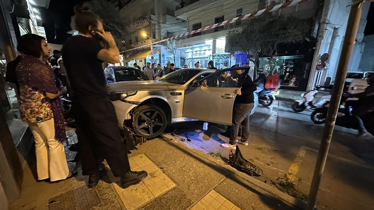 Ηράκλειο: Αυτοκίνητο ξέφυγε από τη πορεία του κι έπεσε σε σταθμευμένα οχήματα – Βίντεο