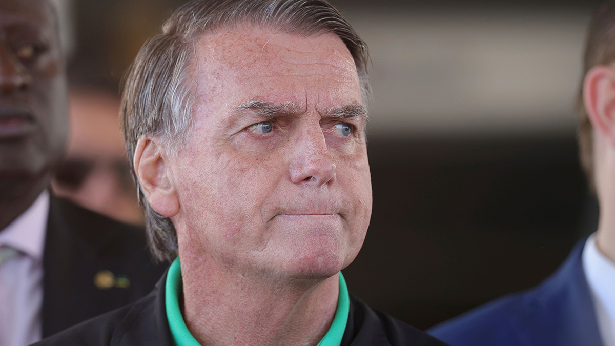 Ο Μπολσονάρου προσπάθησε να κάψει το ηλεκτρονικό βραχιολάκι σε μια στιγμή … «παράνοιας»