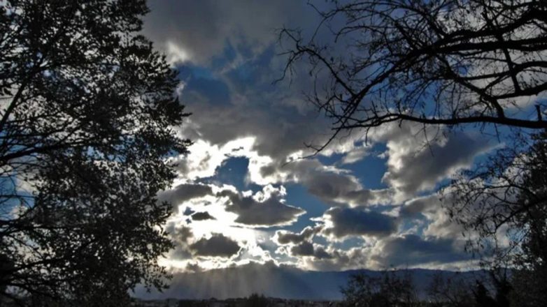 Καιρός: Ψυχρές αέριες μάζες φέρνουν πτώση της θερμοκρασίας και χιόνια στα ορεινά