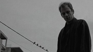 «Διψάει τις Νύχτες»: Μία παράσταση με τον Όμηρο Πουλάκη στο Δημοτικό Νεκροταφείο Πειραιά «Η Ανάσταση»