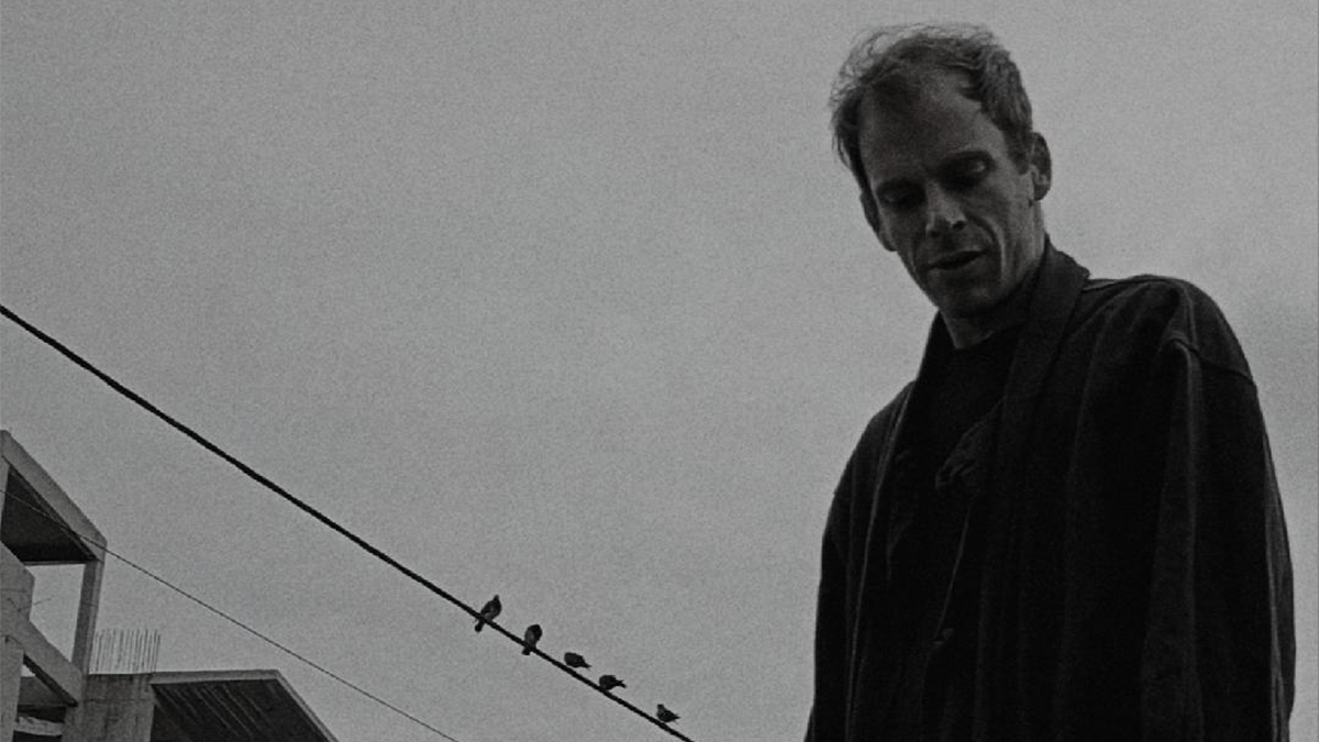 «Διψάει τις Νύχτες»: Μία παράσταση με τον Όμηρο Πουλάκη στο Δημοτικό Νεκροταφείο Πειραιά «Η Ανάσταση»