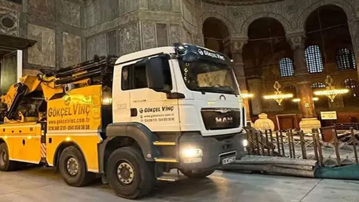 Γερανοφόρα και φορτηγά μέσα στην Αγιά Σοφιά