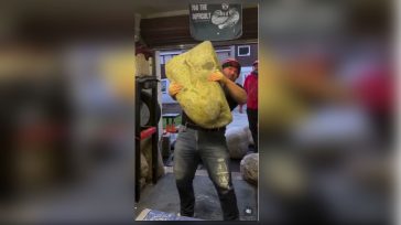 Σκωτία: Σύγχρονος Highlander σηκώνει τη «λίθο των πολεμιστών» βάρους 195 κιλών – Βίντεο