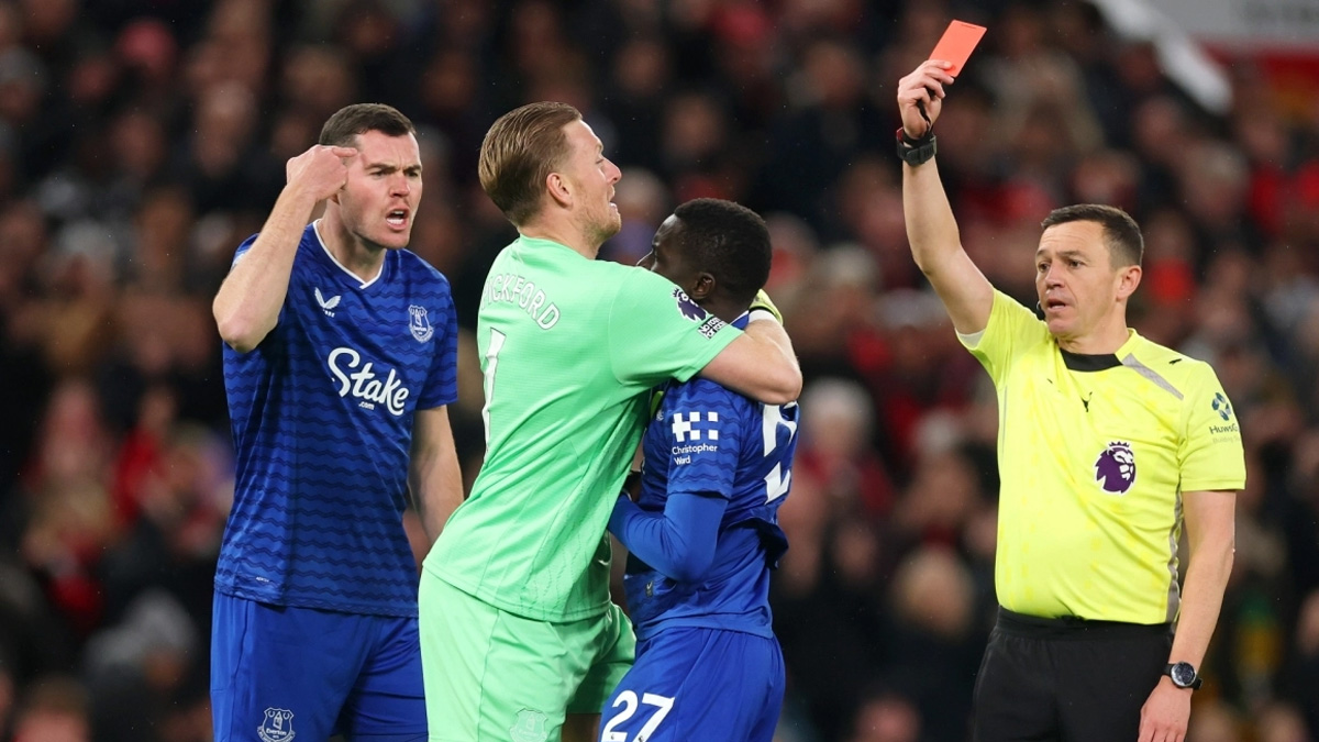 Απίστευτο: Ποδοσφαιριστής της Έβερτον αποβλήθηκε για χαστούκι σε… συμπαίκτη του!